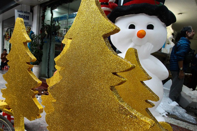 Thị trường đồ trang trí Noel: Xuất hiện nhiều món khủng với giá tiền triệu vẫn hút khách Thị trường đồ trang trí Noel: Xuất hiện nhiều món khủng với giá tiền triệu vẫn hút khách